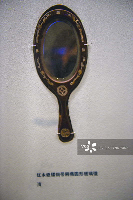 清代红木嵌螺钿木柄玻璃镜图片素材