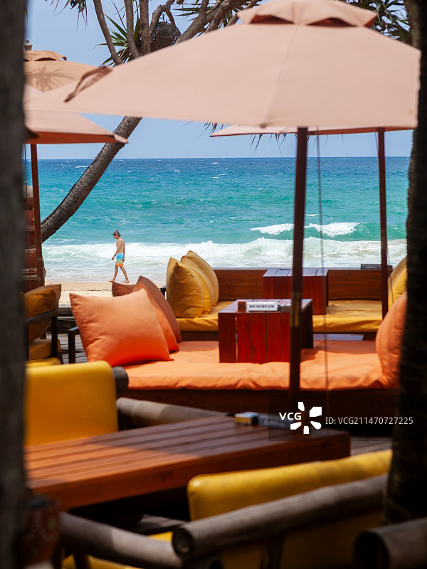 泰国普吉岛卡伦沙滩海边的人图片素材