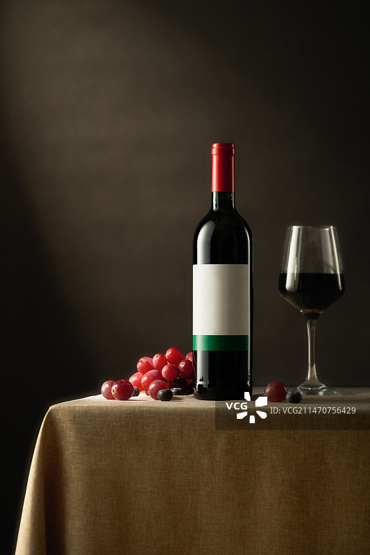 桌上葡萄酒酒瓶的特写镜头图片素材