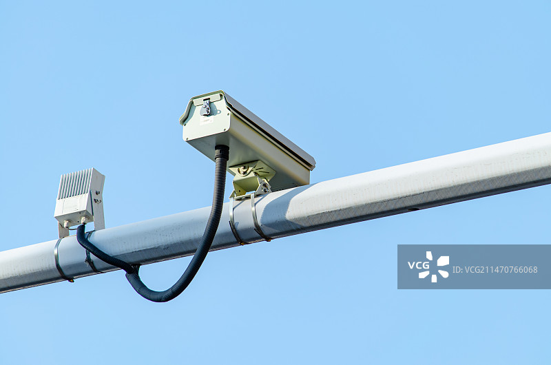 中国城市交通运输拍摄主题，马路上方的一排监控拍照设备，户外白昼无人图像摄影图片素材
