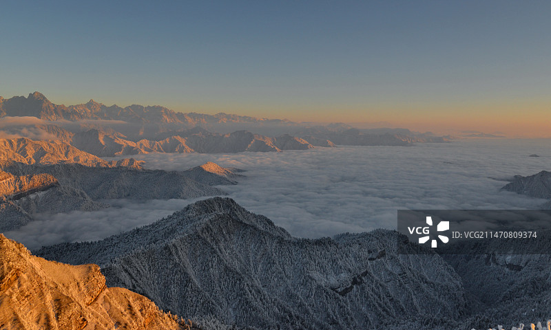 日落时白雪皑皑的群山景色图片素材