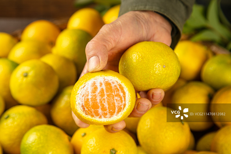 深底上的桔柚图片素材