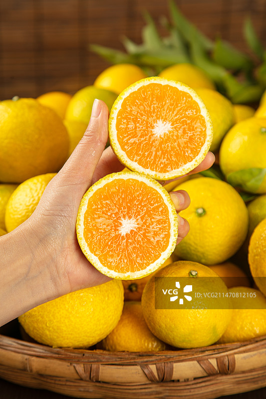 深底上的桔柚图片素材