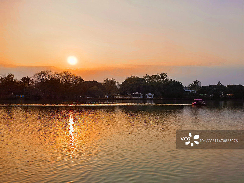 落日余晖湖面的景色！ 早早到了西湖，选好位置、角度，拍完这张夕阳西下的照片，太阳公公就害羞的躲起来！图片素材