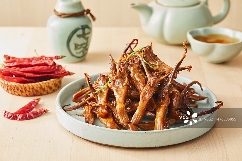 传统美食香辣卤鸭舌图片素材