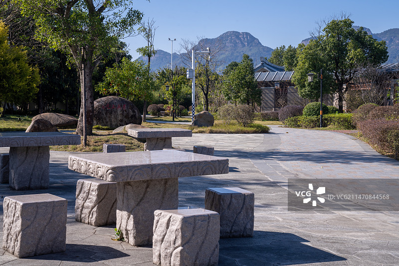 低角度公园地面石头凳子桌子图片素材