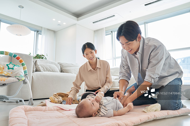 婴儿、更换尿布、儿童保育、妈妈、爸爸、家庭图片素材