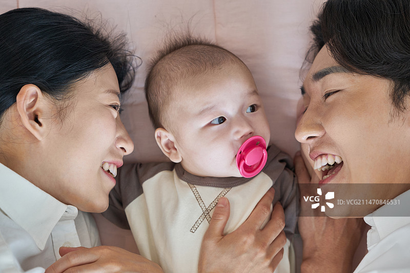 婴儿，妈妈，爸爸，微笑，幸福图片素材