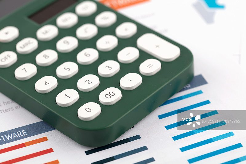 计算器在金融文件上图片素材