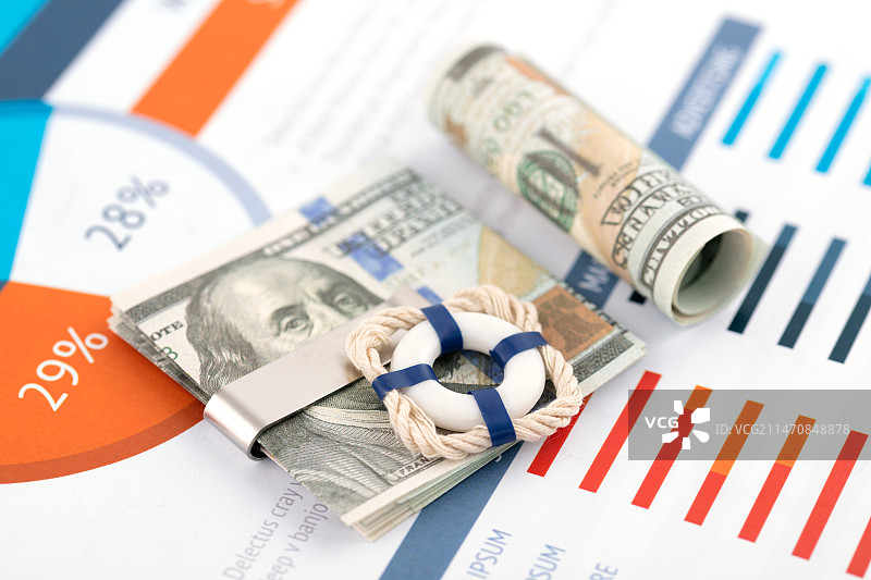 救生圈和美元纸币在文件上图片素材