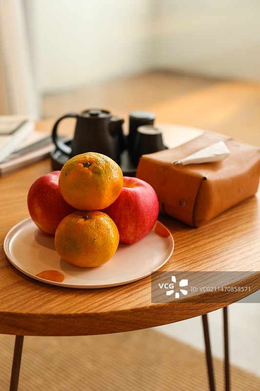酒店房间里的欢迎水果图片素材