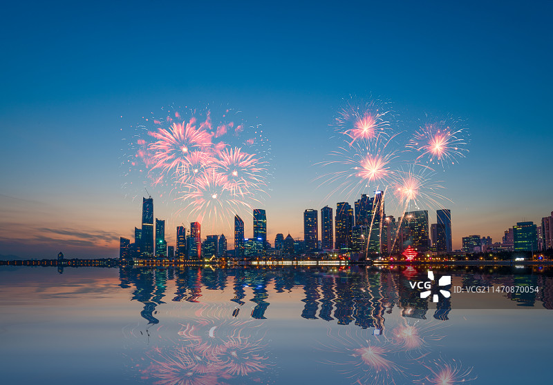 青岛城市天际线夜景和烟花图片素材