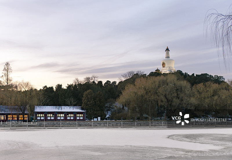 黄昏时的北海白塔图片素材