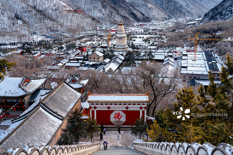 五台山菩萨顶俯瞰塔院寺雪景风光图片素材