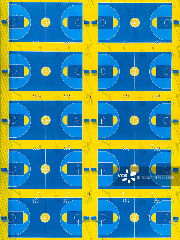 俯瞰下的彩色篮球场图片素材