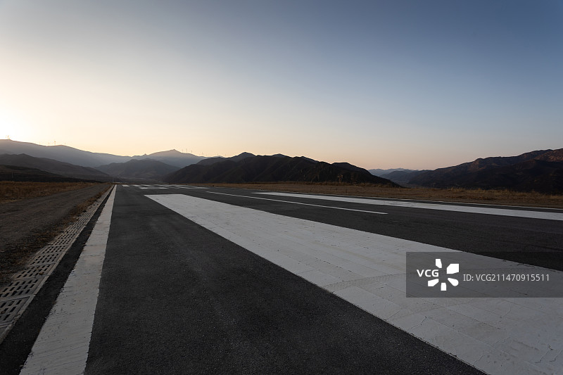 山区空旷机场跑道汽车广告背景图片素材