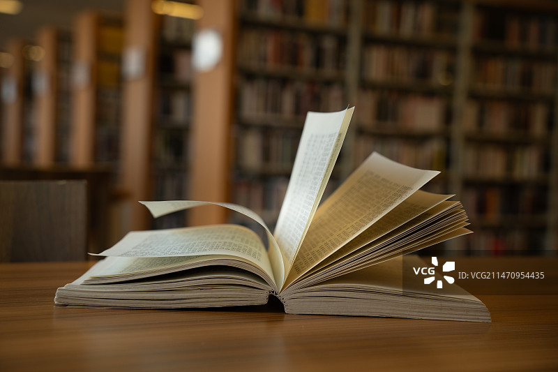 一本打开的书图片素材