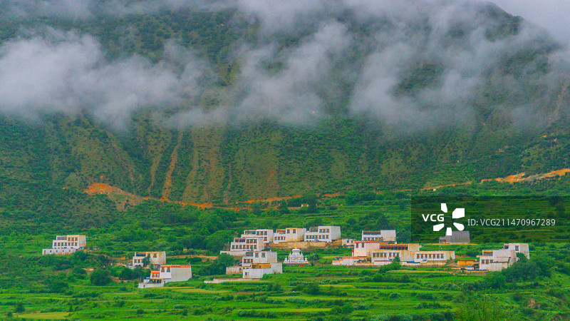 四川甘孜藏族自治州乡城县白藏房图片素材