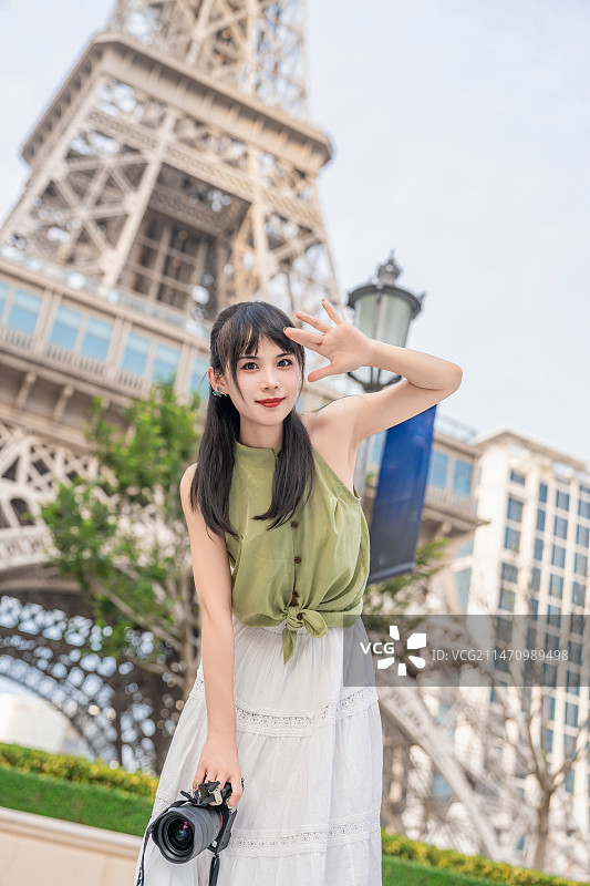 中国澳门巴黎铁塔下拿着相机的女生图片素材
