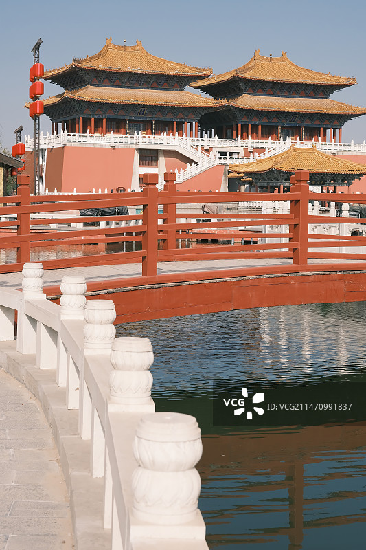 开封，清明上河园，亭台楼阁，倒影清澈图片素材