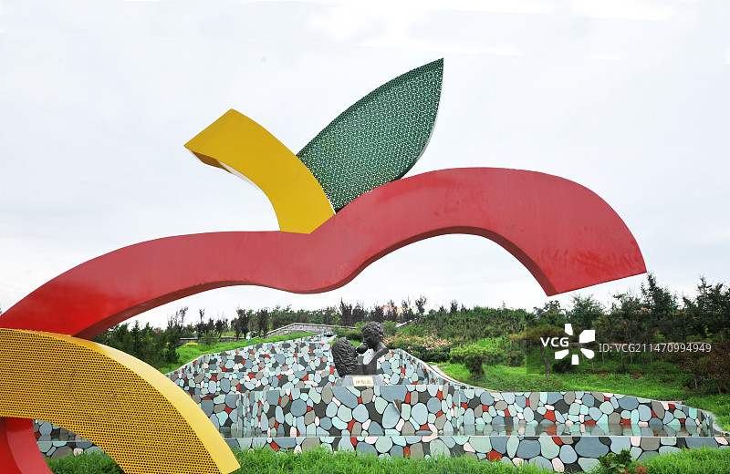 山东烟台栖霞市苹果公园伊甸园雕塑图片素材