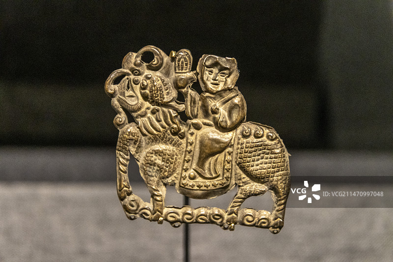 新疆维吾尔自治区博物馆“新疆历史文化展”：麒麟送子铜牌（明代，吐鲁番市高昌故城遗址采集）图片素材