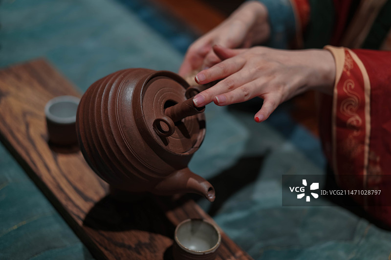 古装女子倒茶的手部特写图片素材