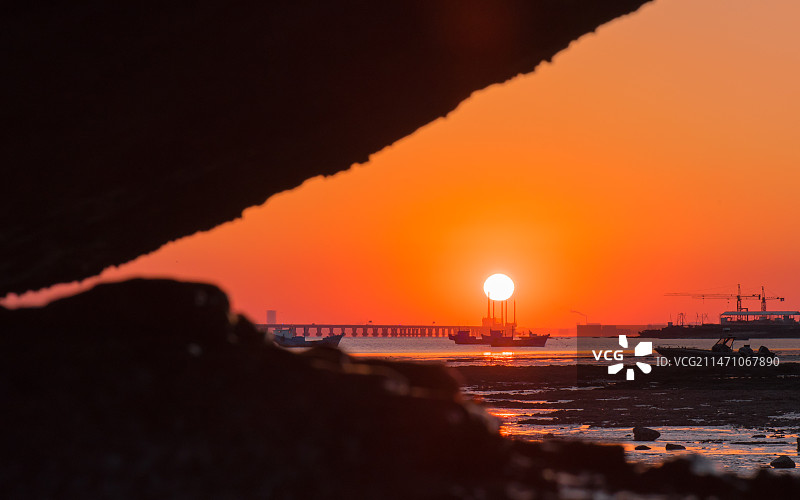青岛红岛湾海滩的雪后落日图片素材