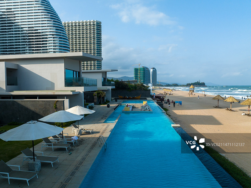 航拍惠州双月湾海边度假酒店和酒店泳池图片素材