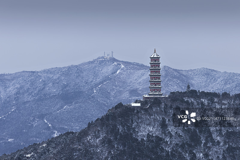 冰雪覆盖下的龙泉山图片素材