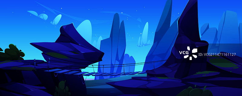 夜间山脉中的旧吊桥图片素材