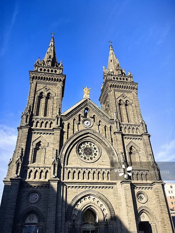 蓝天下教堂的俯视图图片素材