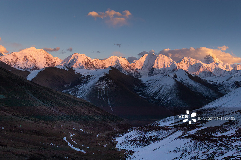 四川甘孜州康定市冷嘎措贡嘎雪山日落时分图片素材