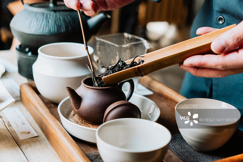 喝茶前往茶壶内放入茶叶图片素材