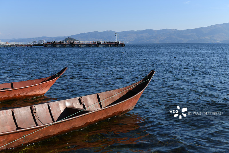 云南抚仙湖11 | 仙湖画意 . 天空澄澈，远山静穆， 万顷碧水，小船悠悠。 .图片素材