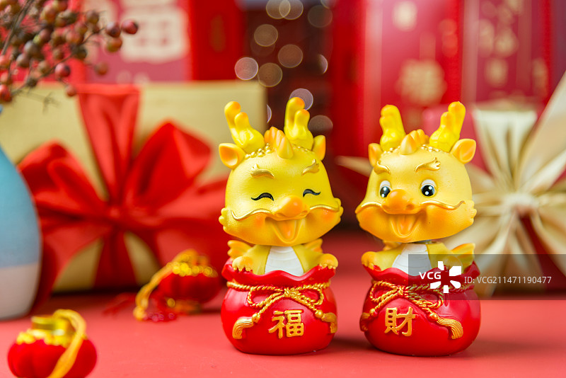 龙年春节节日气氛图片：龙 吉祥物 红包 灯笼 礼盒 福字图片素材