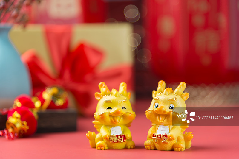 龙年春节节日气氛图片：龙 吉祥物 红包 灯笼 礼盒 福字图片素材