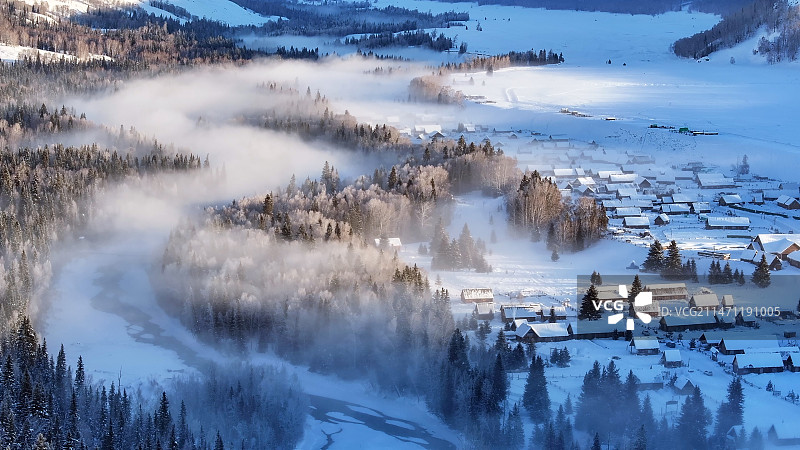 冬季新疆禾木村雪景晨雾仙境航拍图片素材