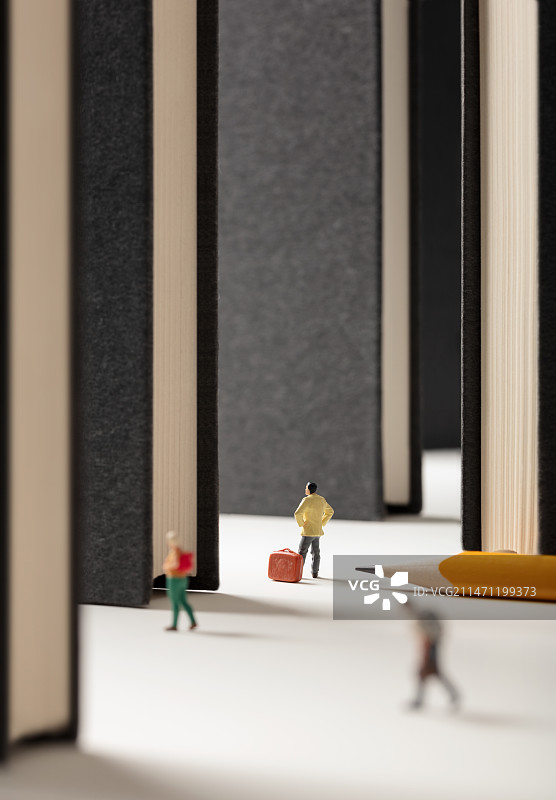 微缩创意在路口犹豫的男性青年图片素材