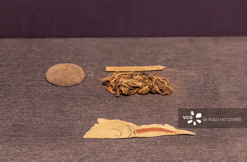 新疆维吾尔自治区博物馆：纺轮（哈密市艾斯克霞尔南墓地出土）、毡片（于田县圆沙古城遗址出土）图片素材