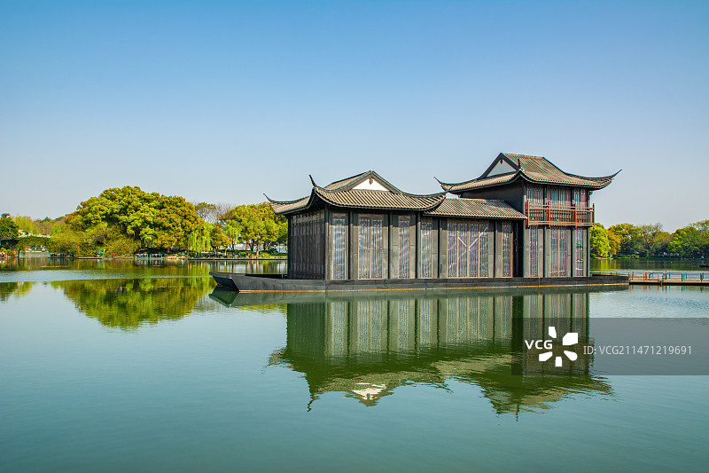 杭州 西湖 曲院风荷 岳湖 江南园林景观 画舫 春天 春景 春意 春色 蓝天湖景图片素材