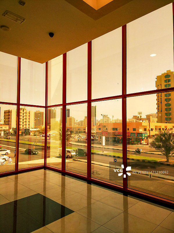 落地窗外的街景图片素材