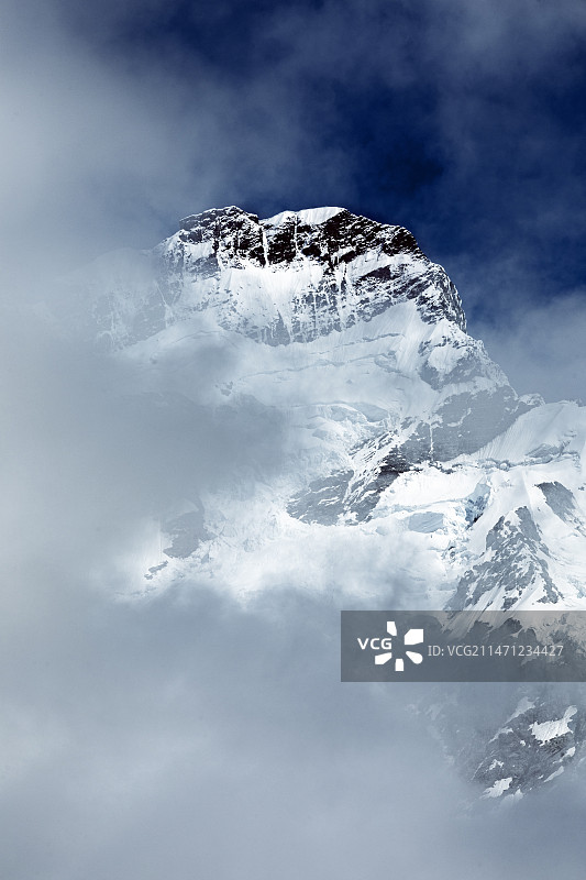 云雾中的新西兰库克山雪山山峰图片素材