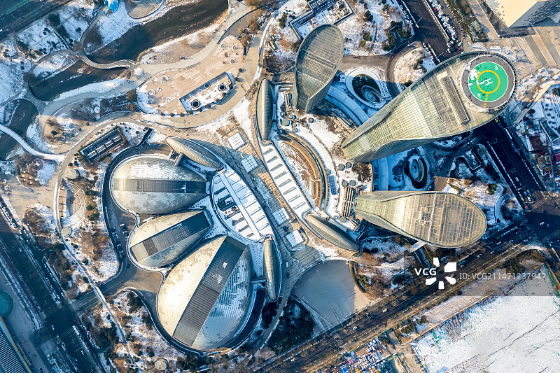 高视角航拍中国山东省济南市山东大剧院图片素材