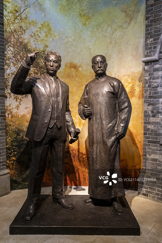 上海中共一大纪念馆（中国共产党第一次全国代表大会纪念馆）：李大钊与陈独秀雕像图片素材