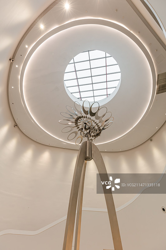 上海天文馆装置艺术“朔弦晦望”，以农历月相命名，动感雕塑抽象表现月亮的阴晴圆缺，上有天窗进光图片素材