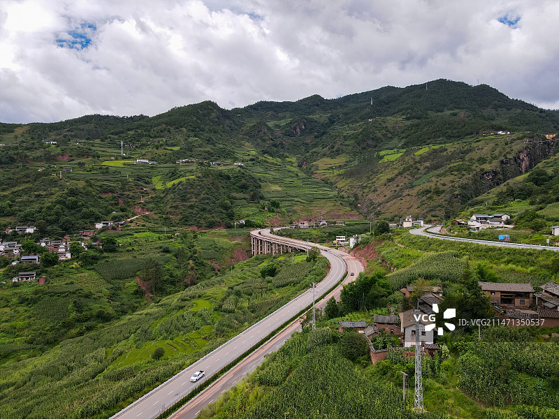 云南云龙县通往大山的路图片素材
