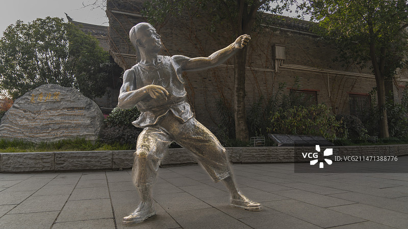 襄阳北街路边铜塑图片素材