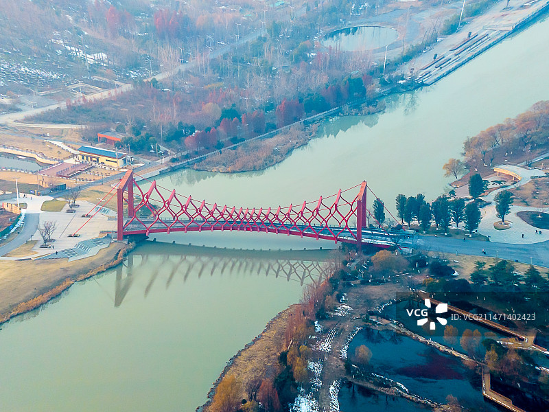 航拍航拍冬季色彩斑斓的扬州三湾湿地公园横跨古运河的剪影桥图片素材
