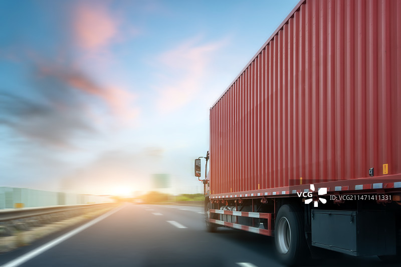 高速公路集装箱卡车图片素材